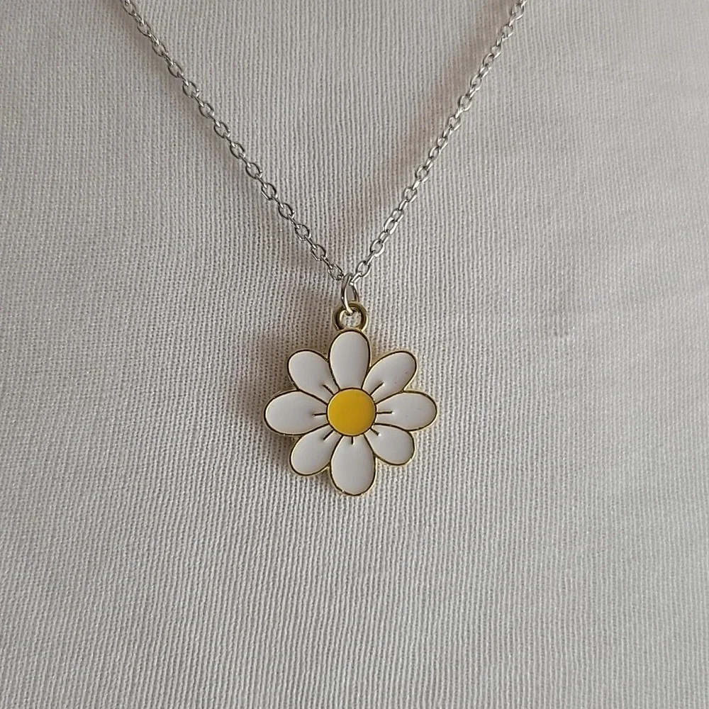 🔥LAST ONE🔥 DAISY CHARM NECKLACE